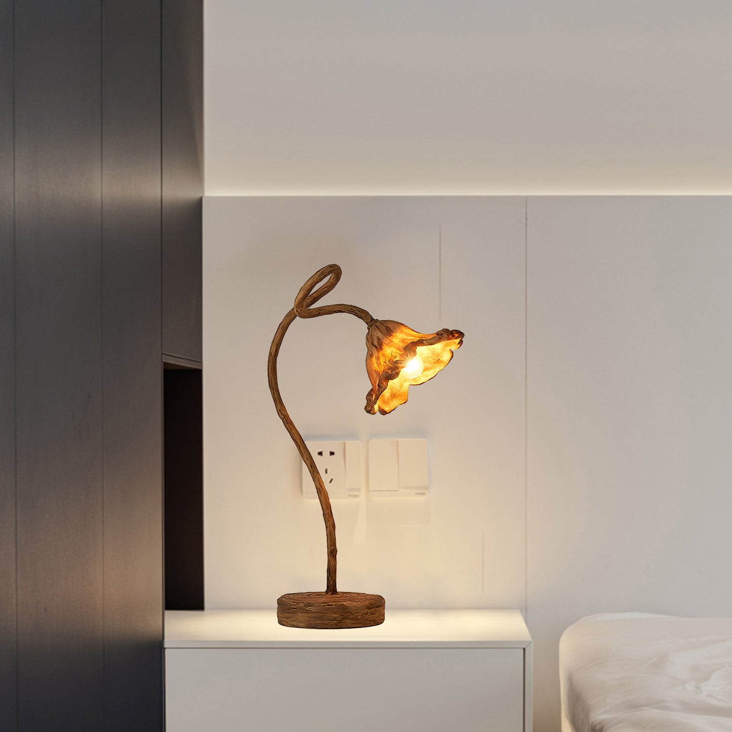 Artistic Lotus Leaf Luxury Material Table Lamp