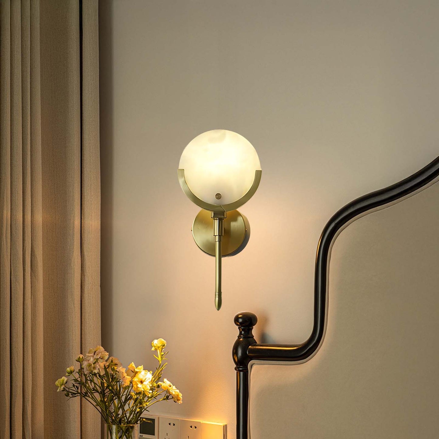 Ava Modern Brass Wall Lamp