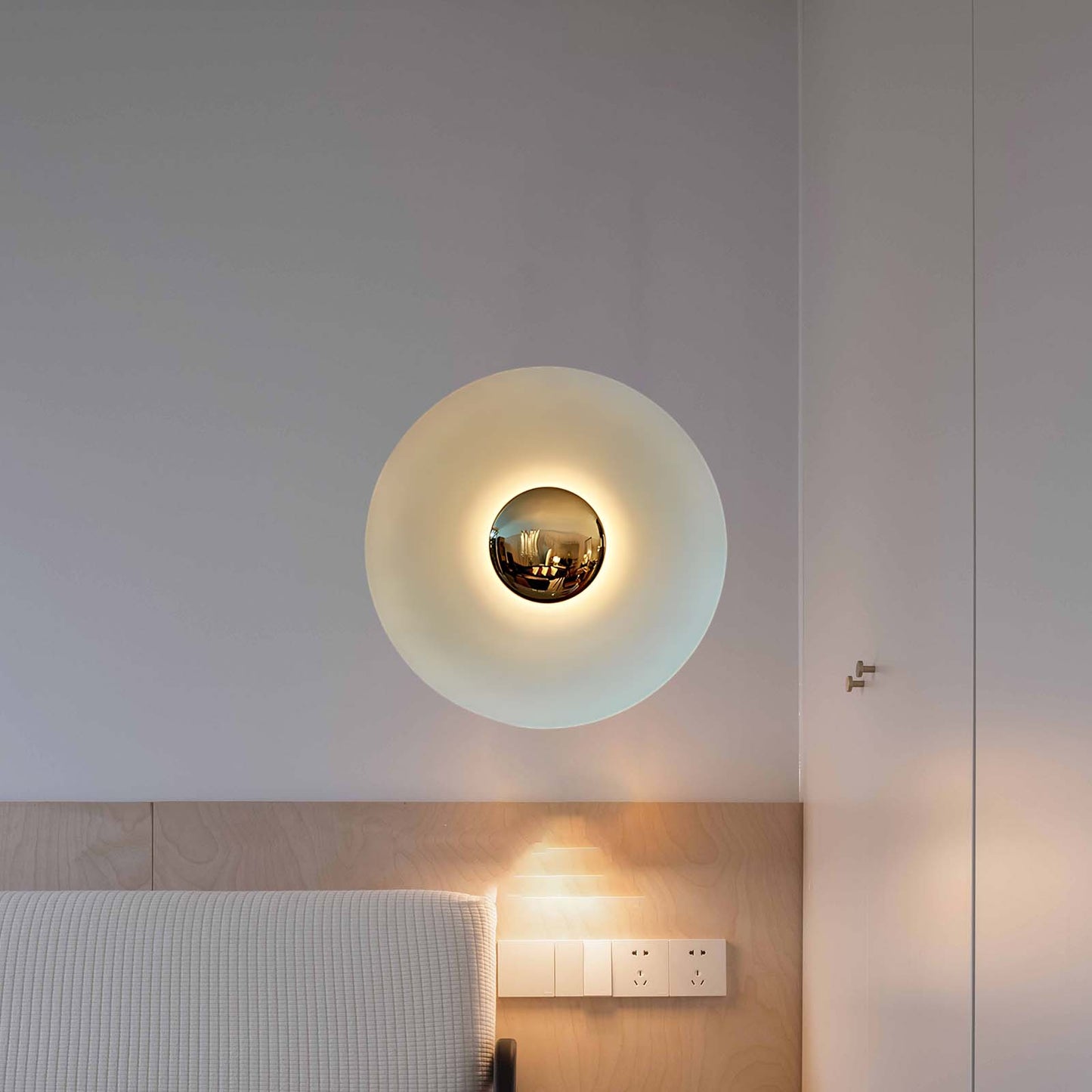 Simplicity Glow Eclectic Metal Wall Light