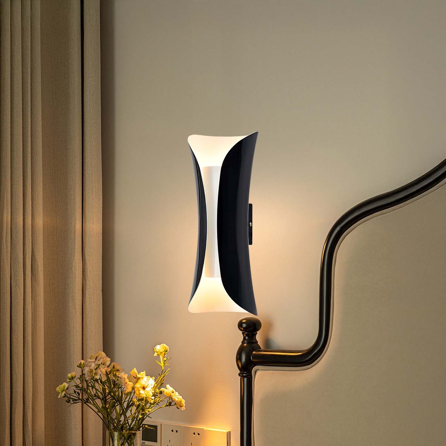 Small Waist Minimalist Metal Wall Lamp