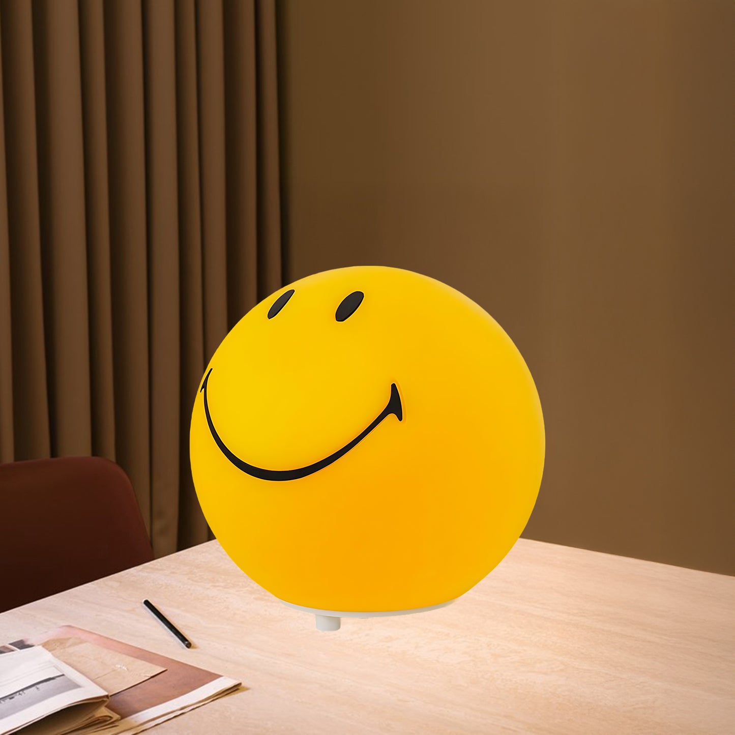 Smiling Art Deco Material Table Lamp