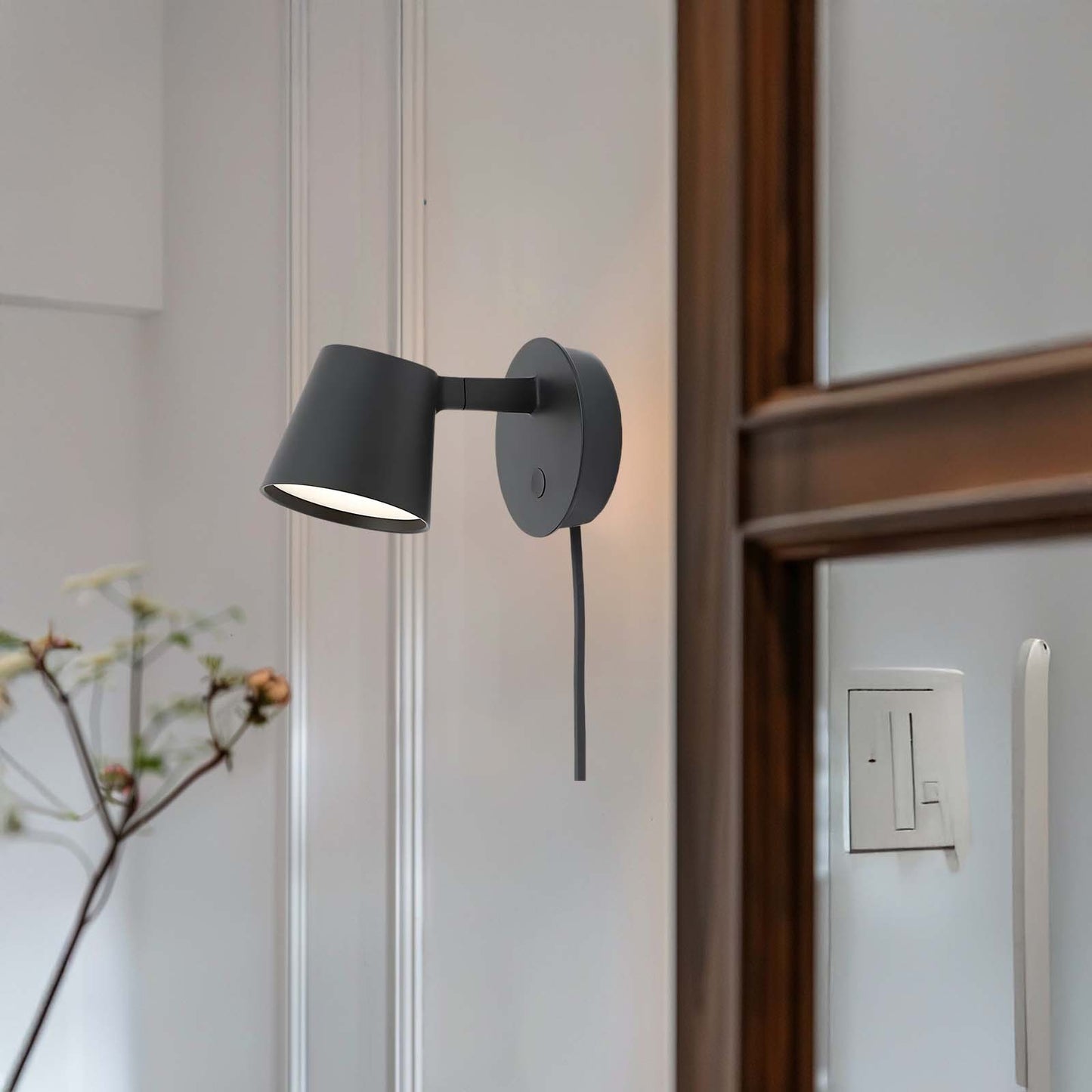 Tip Plug-In Minimalist Aluminum Wall Lamp