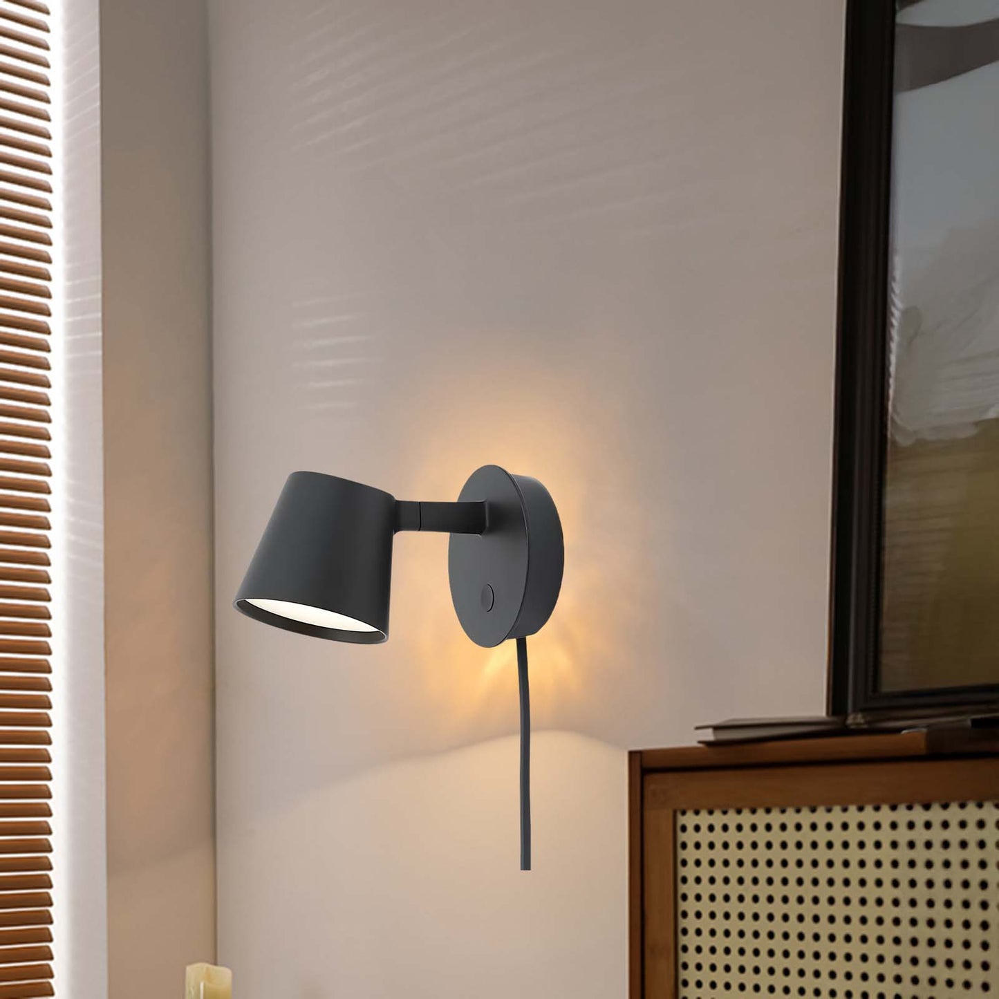 Tip Plug-In Minimalist Aluminum Wall Lamp